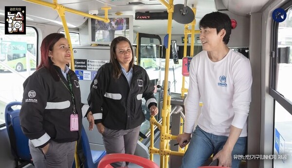 유엔난민기구 친선대사 활동 10년째를 맞은 배우 정우성이 지난달 콜롬비아 보고타의 한 버스 회사에서 운전기사로 일하는 베네수엘라 출신 난민 다니엘라와 아드리아나를 만나 이야기를 나누는 모습. ⓒ시사인 유튜브 채널 갈무리