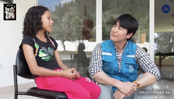 유엔난민기구 친선대사 활동 10년째를 맞은 배우 정우성이 지난달 에콰도르 오타발로에서 만난 베네수엘라 출신 난민 발렌티나(14)와 이야기를 나누는 모습. ⓒ시사인 유튜브 채널 갈무리