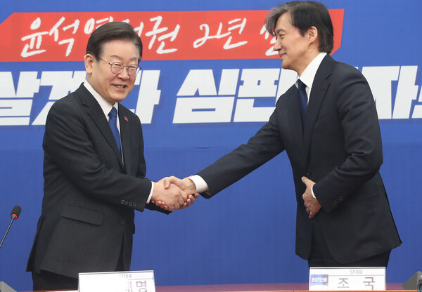 이재명 더불어민주당 대표가 5일 오전 서울 여의도 국회에서 조국 조국혁신당 대표를 접견하고 있다. 2024.3.5ⓒ뉴스1