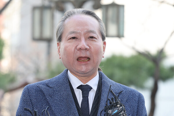 '전공의 집단사직 공모' 혐의를 받는 주수호 대한의사협회 비상대책위원회 언론홍보위원장이 14일 오전 휴대전화 포렌식 참관을 위해 서울 마포구 서울경찰청 공공범죄수사대로 출석하고 있다. 2024.3.14/뉴스