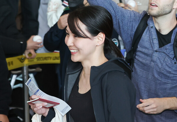 미국프로야구(MLB) LA 다저스 오타니 쇼헤이의 부인 다나카 마미코가 15일 오후 인천국제공항 제1터미널을 통해 입국하고 있다. 2024.3.15ⓒ뉴스1