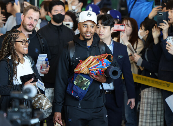 미국프로야구(MLB) LA 다저스 무키베츠가 15일 오후 인천국제공항 제1터미널을 통해 입국하고 있다. 2024.3.15ⓒ뉴스1