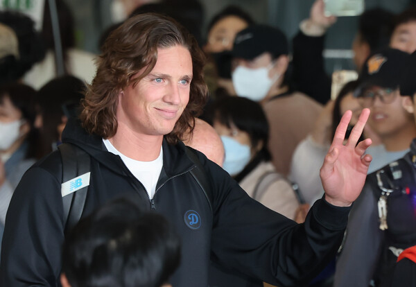 미국프로야구(MLB) LA 다저스 타일러 글라스노우가 15일 오후 인천국제공항 제1터미널을 통해 입국하고 있다. 2024.3.15ⓒ뉴스1