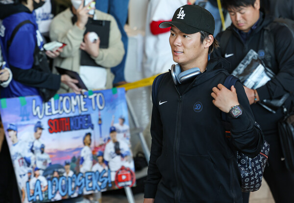 미국프로야구(MLB) LA 다저스 야마모토 요시노부가 15일 오후 인천국제공항 제1터미널을 통해 입국하고 있다. 2024.3.15ⓒ뉴스1
