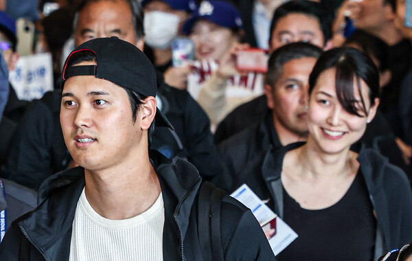 미국프로야구(MLB) 월드투어 서울시리즈에 출전하는 LA 다저스 오타니 쇼헤이가 15일 오후 인천국제공항 제1터미널을 통해 부인 다나카 마미코와 함께 입국하고 있다. 2024.3.15ⓒ뉴스1