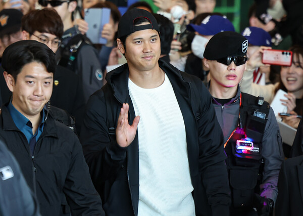 미국프로야구(MLB) 월드투어 서울시리즈에 출전하는 LA 다저스 오타니 쇼헤이가 15일 오후 인천국제공항 제1터미널을 통해 입국하고 있다. 2024.3.15ⓒ뉴스1