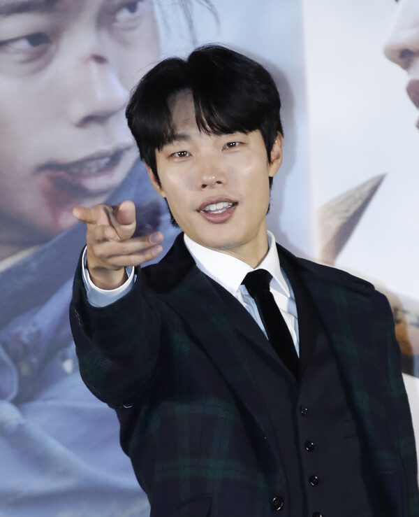 환승 연애? 한소희와의 열애설에 침묵하던 류준열 측이 마침내 입 열며 마치 '연애 1타 강사'처럼 딱 한 가지를 강조했다