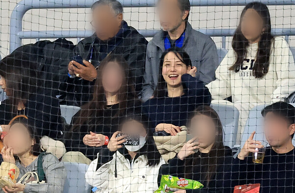 18일 오후 서울 고척스카이돔에서 미국프로야구(MLB) 공식 개막시리즈를 앞두고 열린 로스앤젤레스(LA) 다저스 대 팀 코리아와의 연습 경기에서 다저스 오타니 쇼헤이의 아내 다나카 마미코가 관전하고 있다. 2024.3.18ⓒ뉴스1