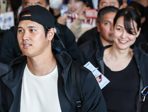 미국프로야구(MLB) 월드투어 서울시리즈에 출전하는 LA 다저스 오타니 쇼헤이가 15일 오후 인천국제공항 제1터미널을 통해 부인 다나카 마미코와 함께 입국하고 있다. 2024.3.15ⓒ뉴스1