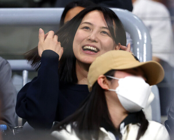 18일 서울 고척스카이돔에서 열린 팀 코리아와 로스앤젤레스(LA) 다저스의 미국 프로야구(MLB) 서울시리즈 연습 경기. 다저스 오타니 쇼헤이의 아내 다나카 마미코가 관전하고 있다. (공동취재) 2024.3.18ⓒ뉴스1