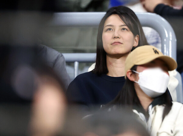 18일 서울 고척스카이돔에서 열린 팀 코리아와 로스앤젤레스(LA) 다저스의 미국 프로야구(MLB) 서울시리즈 연습 경기. 다저스 오타니 쇼헤이의 아내 다나카 마미코가 관전하고 있다. (공동취재) 2024.3.18ⓒ뉴스1