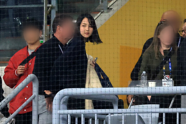18일 서울 고척스카이돔에서 열린 팀 코리아와 로앤젤레스(LA) 다저스의 미국 프로야구(MLB) 서울시리즈 연습 경기. 7회초 이닝 종료 직전 다저스 오타니 쇼헤이의 아내 다나카 마미코가 경기장을 빠져나가고 있다. 2024.3.18ⓒ뉴스1