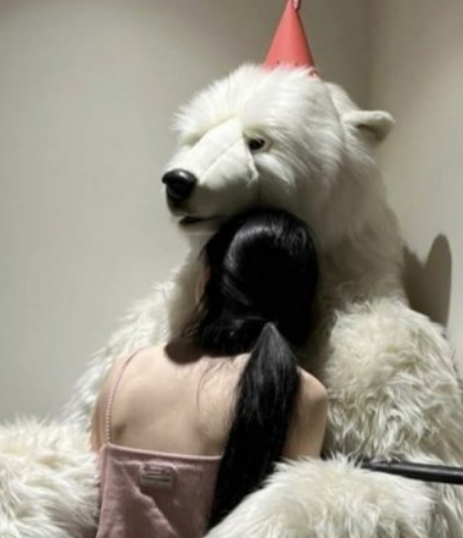 북극곰 인형과 한소희. ⓒ한소희 인스타그램