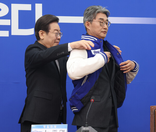 이재명 더불어민주당 대표가 2일 오전 서울 여의도 국회에서 열린 더불어민주당 13·14차 인재영입식에서 노종면 전 기자에게 민주당 옷을 선물하고 엄지를 세우고 있다. 2024.2.2/뉴스1 ©뉴스1