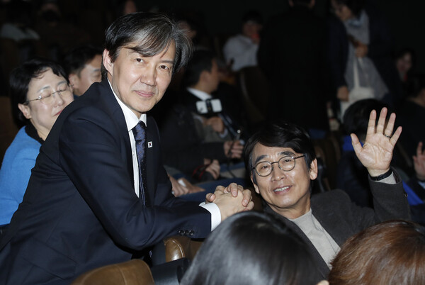 조국 조국혁신당 대표와 유시민 전 노무현재단 이사장(오른쪽)이 20일 오후 서울 용산구 CGV용산아이파크몰에서 열린 영화 '1980' VIP시사회에 참석해 인사를 하고 있다. '1980'은 서울의 봄이 오지 못한 파장으로 한 가족에게 들이닥치는 이야기를 담고 있다. 2024.3.20©뉴스1