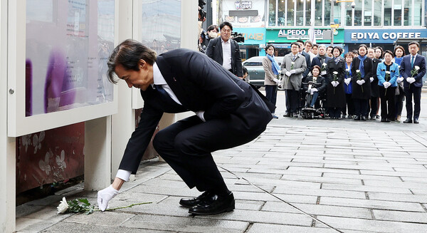 조국 조국혁신당 대표가 19일 서울 용산구 이태원참사 현장을 찾아 헌화하고 있다. 2024.3.19©뉴스1