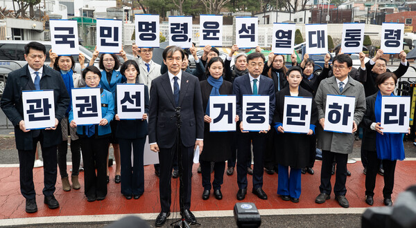 조국 조국혁신당 대표를 비롯한 비례 후보자들이 19일 용산 대통령실 앞에서 기자회견을 열고 윤석열 대통령이 '민생토론회'를 빙자해 관권선거운동을 하고 있다며 주장하며 중단을 촉구하고 있다. 2024.3.19/뉴스1