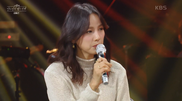 이효리가 데이식스 '예뻤어'·김필선 '마지막 춤을 나와 함께' 듣다 갑자기 눈물 쏟은 이유: 노래의 위로가 바로 이런 게 아닐까 싶다(레드카펫)