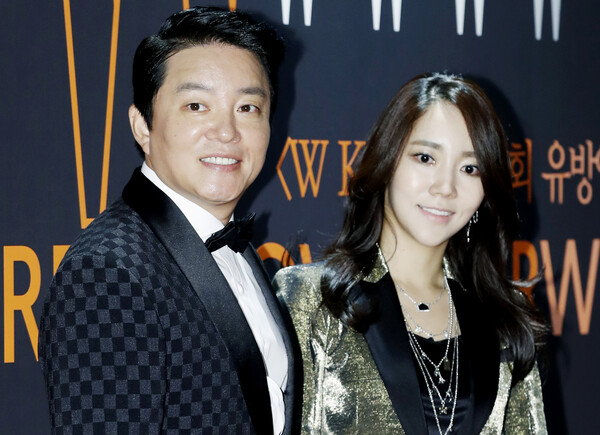 배우 이범수, 이윤진(오른쪽)이 27일 오후 서울 드래곤시티에서 열린 더블유 코리아 ‘제12회 유방암 인식 향상 캠페인 자선 행사 레드카펫 행사에 참석해 포즈를 취하고 있다. 2017.10.27./뉴스1