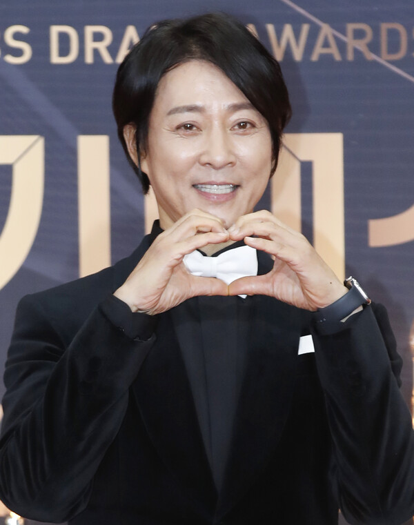 배우 최수종이 31일 오후 서울 영등포구 KBS 신관에서 진행된 ‘2023 KBS 연기대상’ 레드카펫 행사에서 포즈를 취하고 있다. 2023.12.31. ⓒ뉴스1