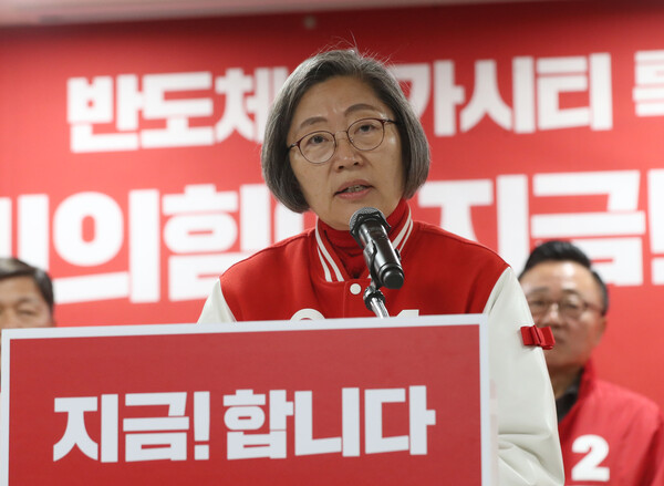 이수정 국민의힘 수원정 후보가 18일 오전 경기 수원시 영통구 경기도의회에서 열린 '국민의힘 반도체 공약 합동발표 기자회견'에서 공약을 발표하고 있다. 2024.3.18ⓒ뉴스1