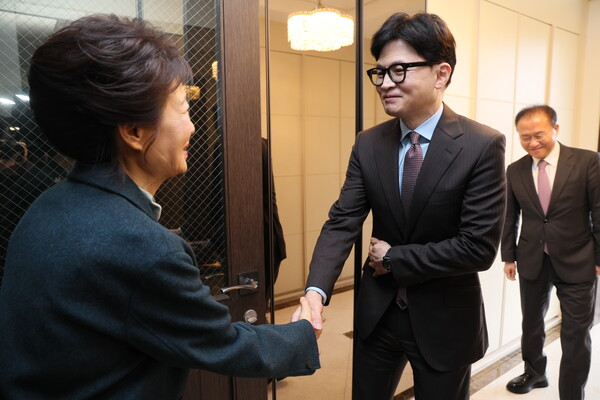 박근혜 전 대통령과 악수하는 한동훈 선대위원장
