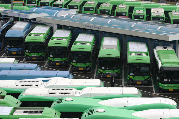서울 시내버스 노조가 파업에 돌입한 28일 서울의 한 공영차고지에 버스가 주차돼 있다. 서울시버스노동조합은 이날 오전 사측인 서울시버스운송사업조합과의 협상 결렬을 선언, 전체 서울 시내버스(7천382대)의 97.6%에 해당하는 7천210대가 운행을 멈췄다. 서울 시내버스 파업은 12년 만이다. (2024.3.28) ⓒ뉴스1