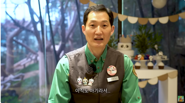 우리 푸바오 미워하지 마시고.. '푸바오 할부지' 강철원 사육사가 중국 사육사에게 꼭 부탁한 일에 참았던 눈물이 다시 흐른다