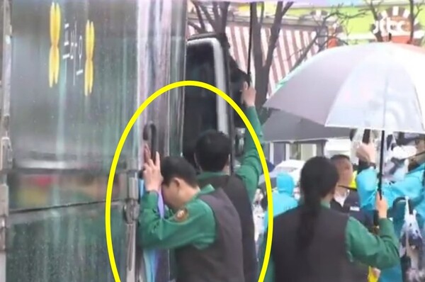 우리 푸바오 미워하지 마시고.. '푸바오 할부지' 강철원 사육사가 중국 사육사에게 꼭 부탁한 일에 참았던 눈물이 다시 흐른다