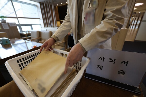 정부의 의과대학 증원 방침으로 전국 의대 교수들의 사직이 이어지고 있는 3일 서울 시내의 한 대학병원에서 교수들이 사직서를 제출하고 있다. 2024.4.3ⓒ뉴스1