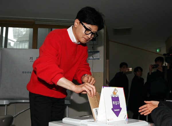 22대 총선 사전투표 중인&nbsp;한동훈 총괄선거대책위원장&nbsp;ⓒ뉴스1