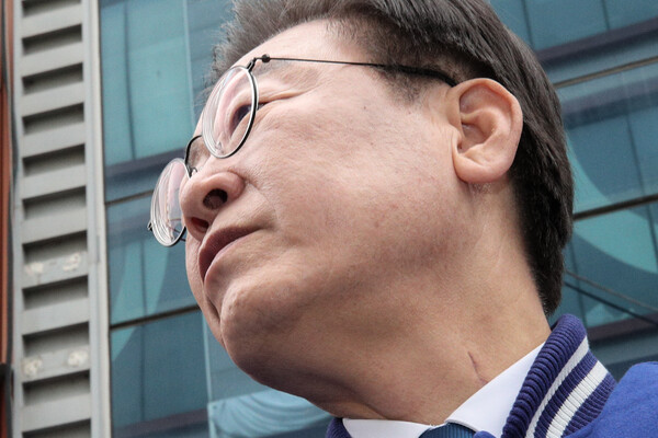 이재명 더불어민주당 대표가 19일 강원도 춘천시 중앙시장에서 발언 중 생각에 잠겨 있다. 이 대표의 목에 흉기 피습으로 생긴 흉터가 보이고 있다. (공동취재) 2024.3.19©뉴스1