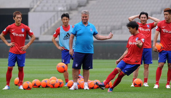 K리그 올스타전 2012를 하루 앞둔 4일 오후 상암동 서울월드컵경기장에서 TEAM 2002 올스타가 공개훈련을 가졌다. 유상철 선수(대전시티즌 감독)가 승부차기 훈련을 하고 있다.2012.7.4ⓒ뉴스1