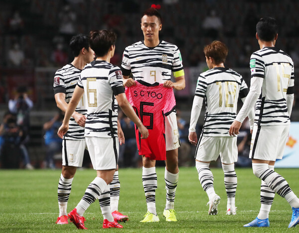 9일 오후 경기 고양시 고양종합운동장에서 열린 2022 국제축구연맹(FIFA) 카타르 월드컵 아시아지역 2차 예선 대한민국과 스리랑카의 경기에서 김신욱이 골을 넣고 고 유상철 전 감독을 추모하며 유니폼을 들고 세리머니를 하고 있다. 2021.6.9ⓒ뉴스1