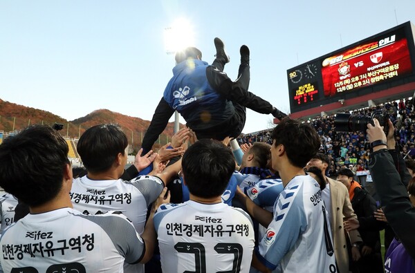 30일 오후 경남 창원축구센터에서 열린 프로축구 '하나원큐 K리그1 2019' 경남FC과 인천 유나이티드의 경기에서 무승부를 거둬 K리그1잔류를 확정 지은 인천 유나이티드 선수들이 유상철 감독을 행가래 치며 기쁨을 나누고 있다. 2019.11.30/뉴스1