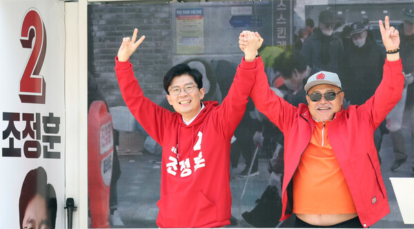 조정훈 마포구갑 국회의원 후보가 1일 오후 서울 마포구 공덕시장에서 유세차랑에 올라 지지를 호소하며 인사를 하고 있다. 오른쪽은 가수 김흥국. 2024.4.1ⓒ뉴스1