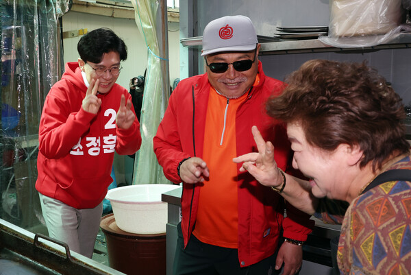 조정훈 마포구갑 국회의원 후보가 1일 오후 서울 마포구 공덕시장에서 상인 및 주민들에게 지지를 호소하며 인사를 하고 있다. 가운데는 가수 김흥국. 2024.4.1ⓒ뉴스1