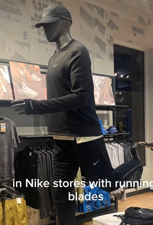 영국 패럴림픽 육상 선수 출신인 스테프 리드는 지난 10일(현지시각) 틱톡에 올린 영상에서 나이키에 운동화를 한 짝만 살 수 있게 해 달라고 촉구했다. ⓒ리드 틱톡 갈무리
