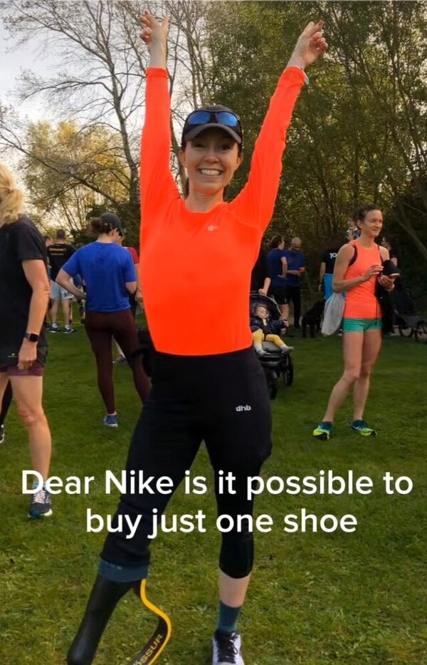 영국 패럴림픽 육상 선수 출신인 스테프 리드는 지난 10일(현지시각) 틱톡에 올린 영상에서 나이키에 운동화를 한 짝만 살 수 있게 해 달라고 촉구했다. ⓒ리드 틱톡 갈무리