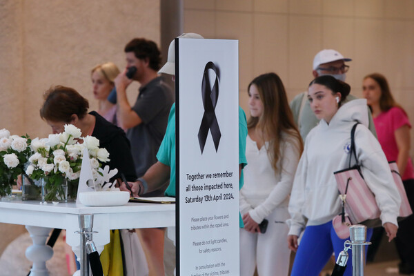 던져서..! 6명 숨진 '호주 흉기난동' 현장서 30대 여성이 칼에 찔린 상태로 한 일은 보고 나니 눈물이 쏟아진다