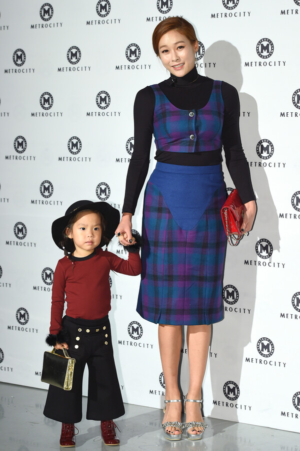 과거 행사장에 함께 참석한 현영과 그의 딸 최다은양의 모습.&nbsp;ⓒ뉴스1