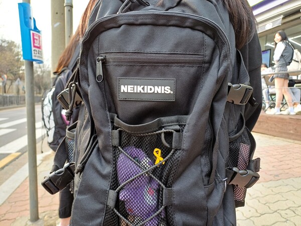 고잔초 6학년 김사랑양의 가방에 노란색 리본 배지가 달려 있다. ⓒ한겨레 이준희 기자