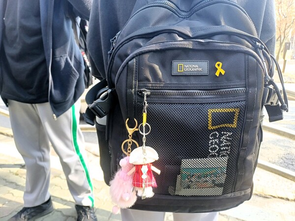 단원중 3학년 유지민양의 가방에 노란색 리본 배지가 달려 있다. ⓒ한겨레 이준희 기자