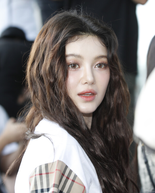 '뉴진스' 다니엘의 친언니 역시 가수라는 소문이 들려왔고, 목소리 듣자마자 '이 집 유전자 대박이다' 싶어 감탄사 터져 나온다