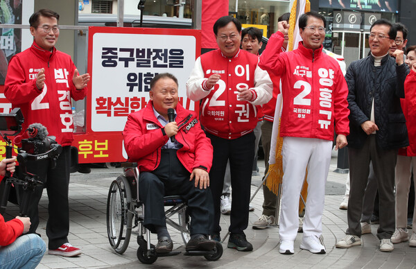 30일 대전 중구 으능정이거리에서 열린 국민의힘 대전시당 합동유세에서 이상민 유성구을 국회의원 후보가 지지를 호소하고 있다. 2024.3.30ⓒ뉴스1