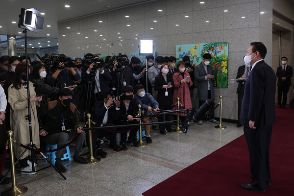 윤석열 대통령이 10일 오전 용산 대통령실 청사에서 '이태원 참사' 후 첫 출근길 문답(도어스테핑)을 하고 있다. 2022.11.10ⓒ뉴스1