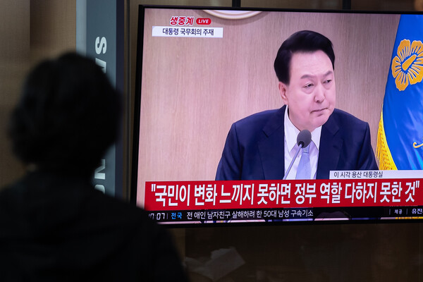 16일 서울역에서 시민들이 윤석열 대통령 주재 국무회의 생중계를 지켜보고 있다. 윤 대통령은 이날 용산 대통령실에서 열린 국무회의에서 "어려운 국민을 돕고 민생을 챙기는 것이 정부의 존재 이유"라며 "그런 측면에서 이번 총선을 통해 나타난 민심을 우리 모두 겸허하게 받아들여야 한다"고 밝혔다. 2024.4.16. ⓒ뉴스1