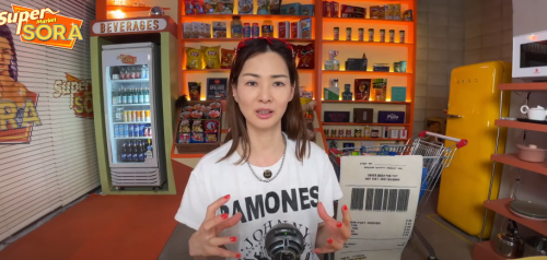 케일주스 효능 설명하는 이소라.&nbsp;ⓒ유튜브 채널 '슈퍼마켙 소라