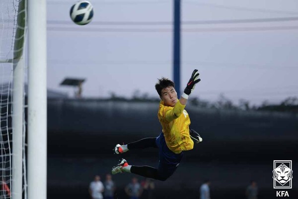 24일 태국 방콕 윈드밀 풋볼클럽에서 2026 북중미 월드컵 아시아 지역 2차 예선 C조 4차전 태국과의 경기를 앞둔 대한민국 축구대표팀 송범근이 훈련을 하고 있다. (2024.3.24) ⓒ대한축구협회