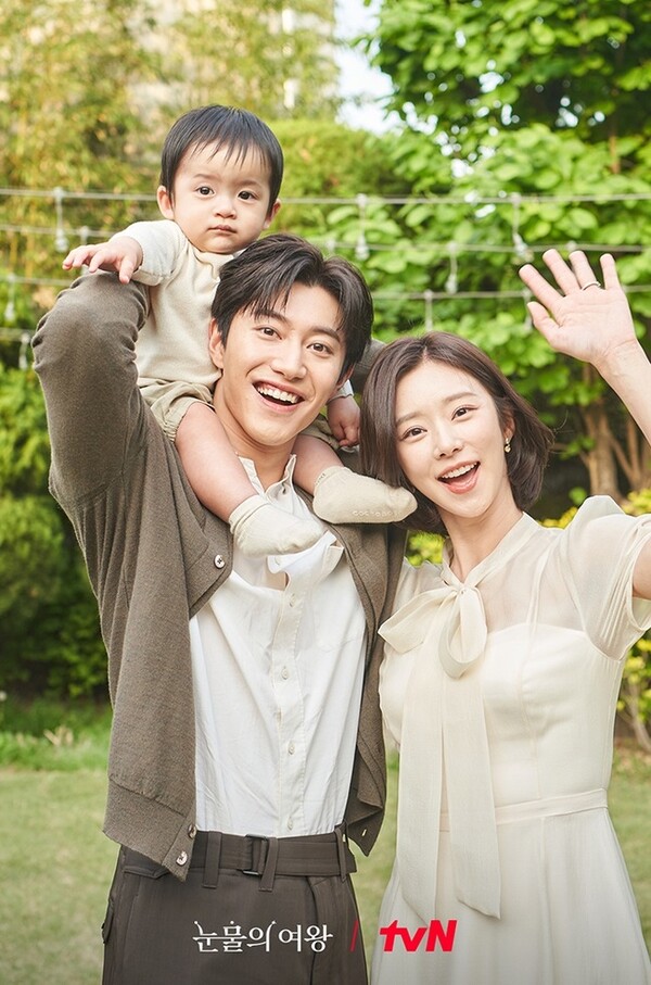 이분들 진짜 사랑이었습니다 '눈물의 여왕' 천다혜(이주빈)·홍수철(곽동연)의 웨딩 사진이 공개됐는데, 눈물 좔좔 흐르는 포인트가 있다